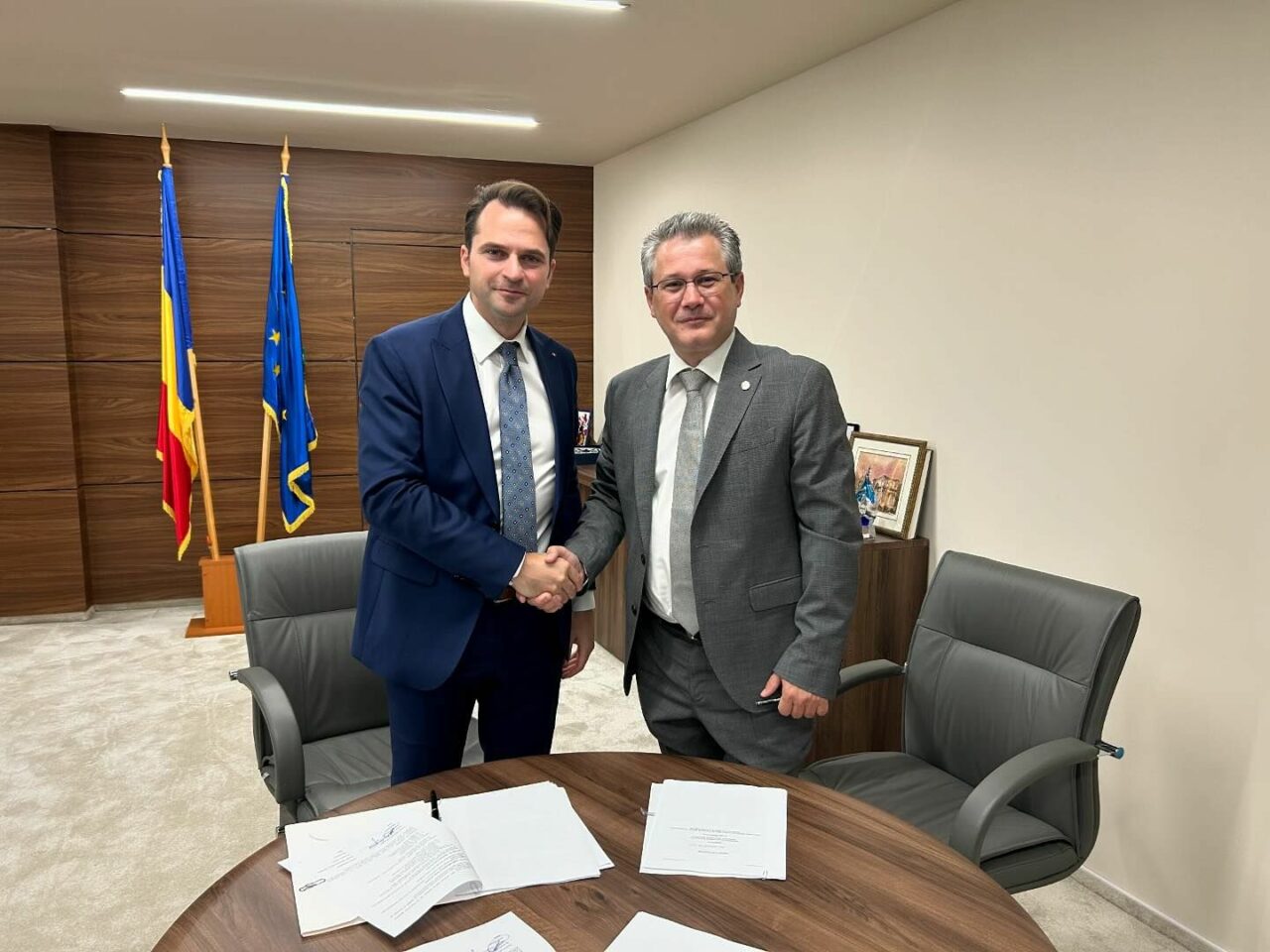 Sebastian Burduja anunță semnarea a 3 contracte care vor dezvolta capacități de producere a ENERGIEI din surse REGENERABILE pentru autoconsum
