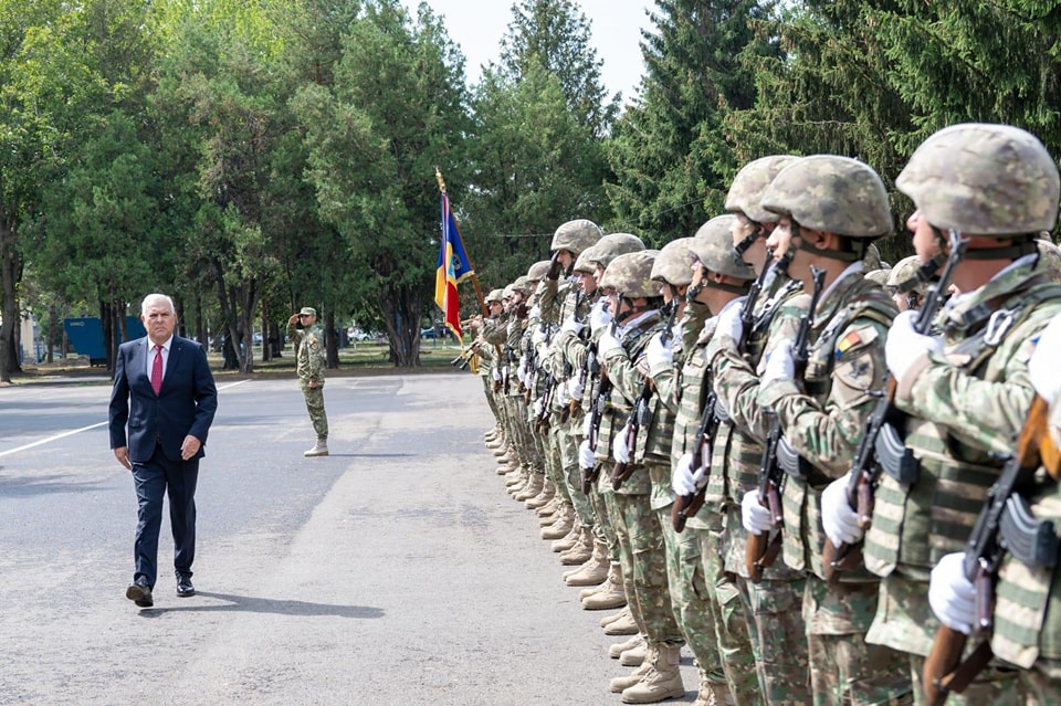 Angel TÎLVĂR, în vizită la militarii din Focșani: „Sunt mândru de modul în care personalul brigăzii își îndeplinește misiunile”