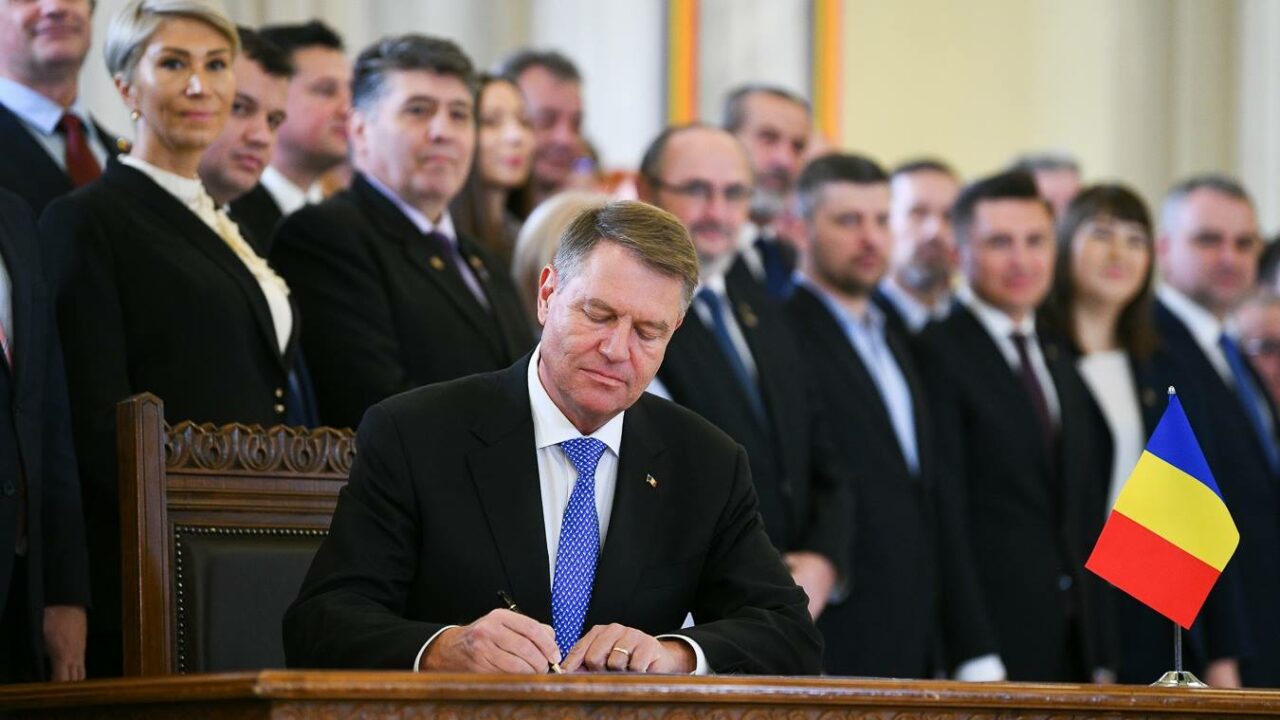 Preşedintele Klaus Iohannis a semnat zece decrete pentru acordarea gradului de AMBASADOR