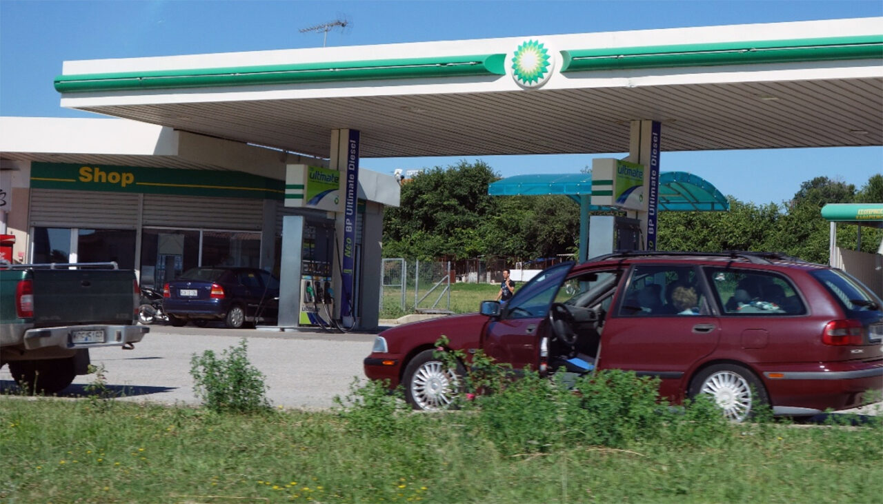 Mirela din Bacău a făcut PLINUL într-o benzinărie din Grecia. Câți bani a plătit pentru motorină