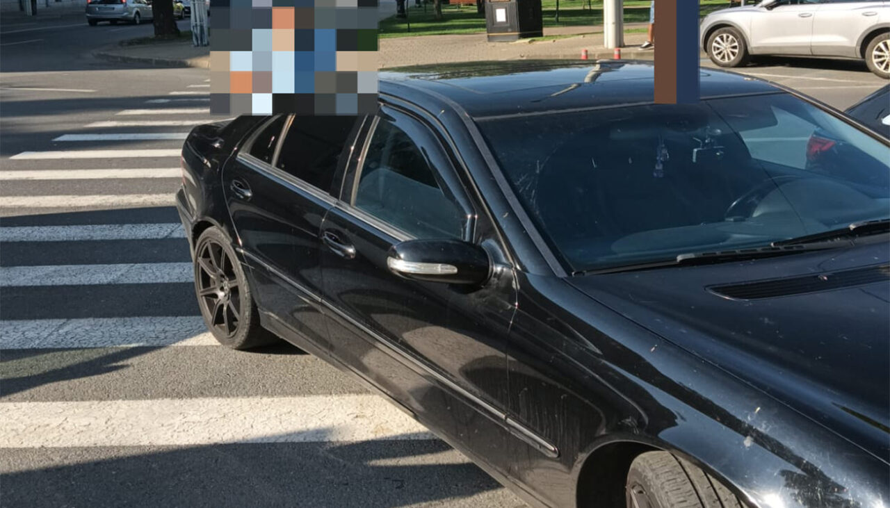 Ce a pățit un șofer din Neamț, după ce și-a lăsat Mercedesul parcat pe trecerea de pietoni, în fața unui SPITAL din Iași. Cum și-a găsit mașina