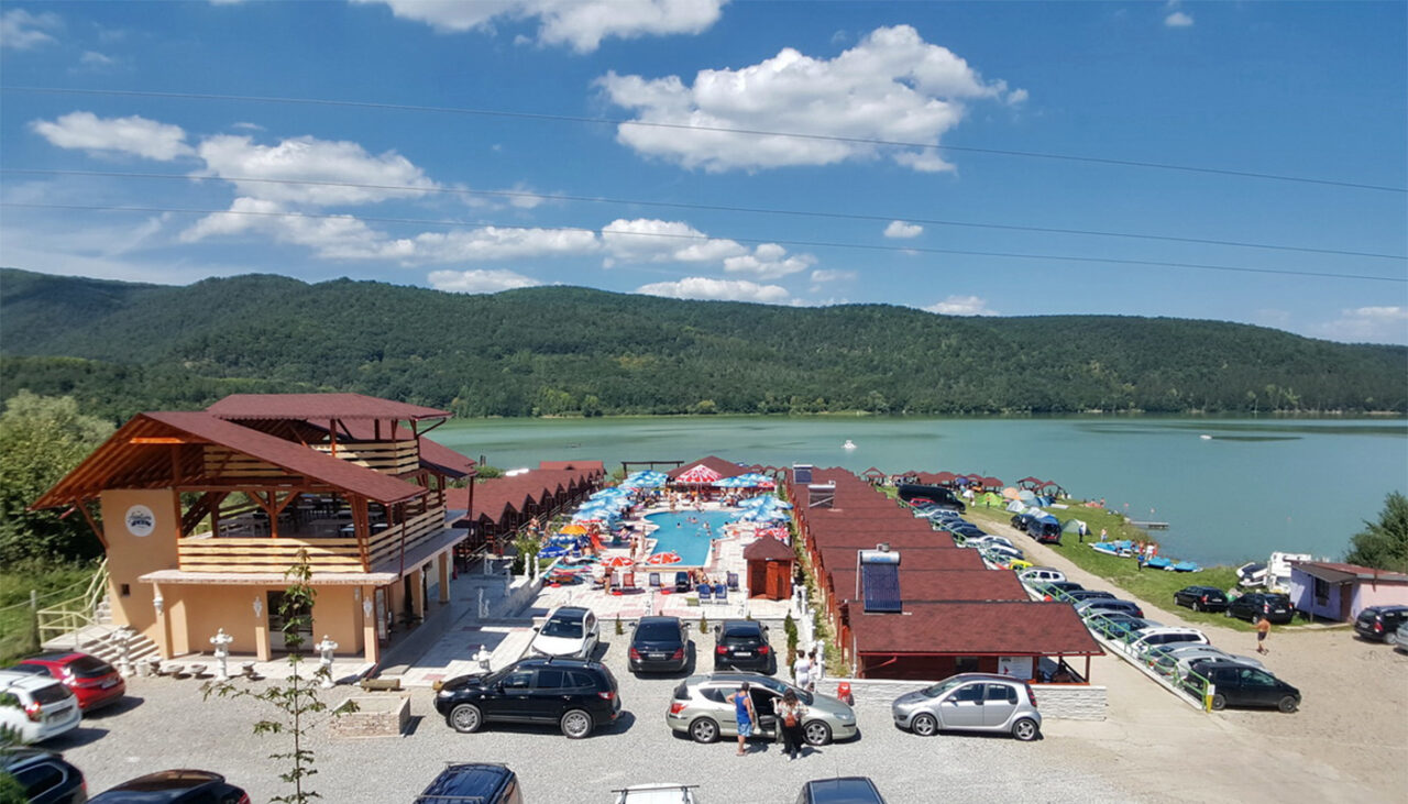 Stațiunea din România care este considerată „LITORALUL de la munte”. Puțini turiști au auzit de acest loc de basm