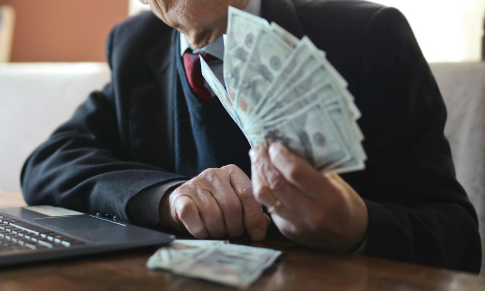Un PENSIONAR a ascuns zecii de mii de dolari în curtea casei, și nu i-a mai găsit. Unde au fost descoperiți banii
