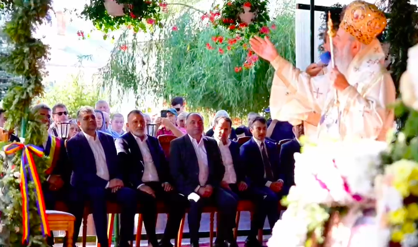 Marcel Ciolacu, la slujba de la mănăstirea Văratec: M-am bucurat de slujbă alături de credincioșii veniți aici cu inima deschisă și plină de credință