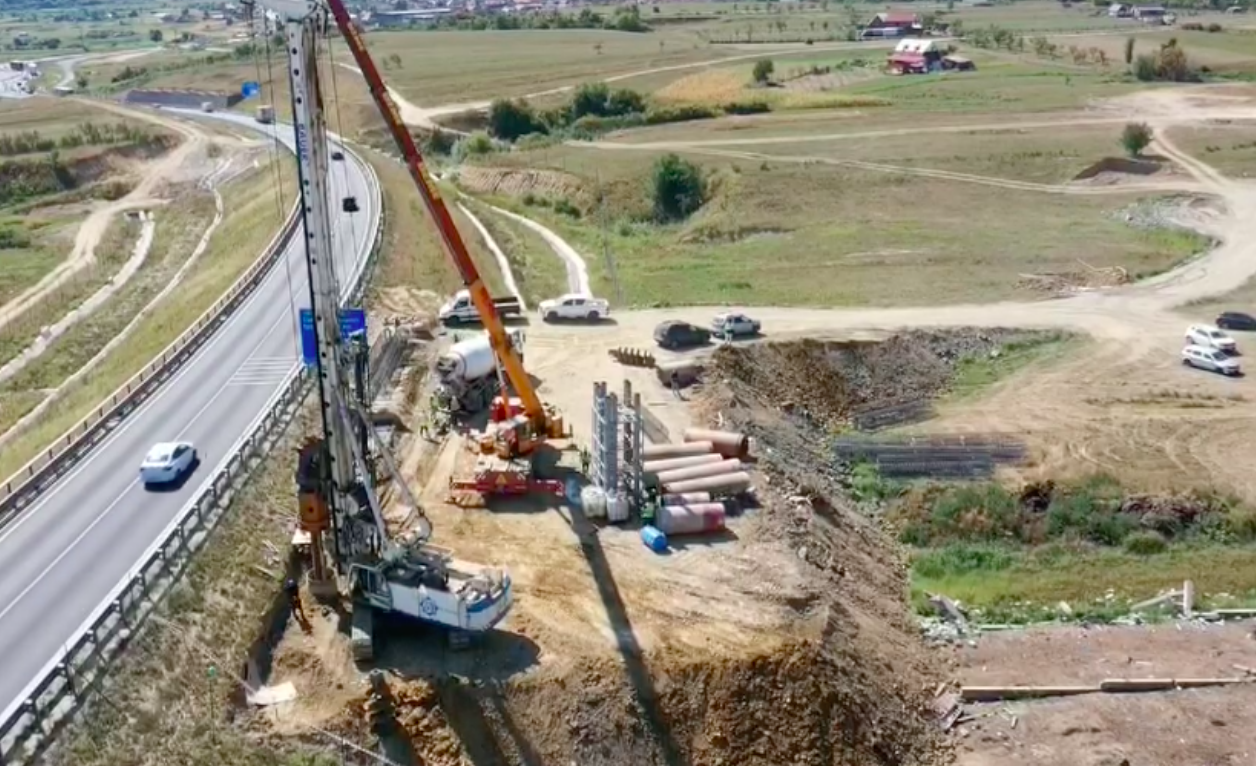 Progrese semnificative pe șantierul Secțiunii 2 a Autostrăzii Sibiu – Pitești. Primii 600 de metri de foraj pentru viaductul de la Boița, realizați