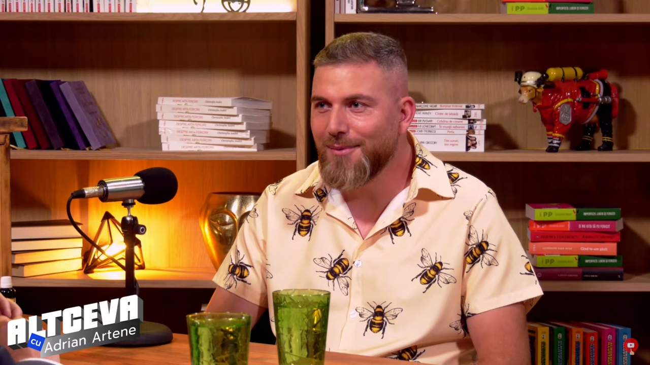 Cum scoatem rapid și ușor un ac de albină, după înțepătură? Explicațiile lui Marius Tecșan, în cadrul podcastului ALTCEVA cu Adrian Artene