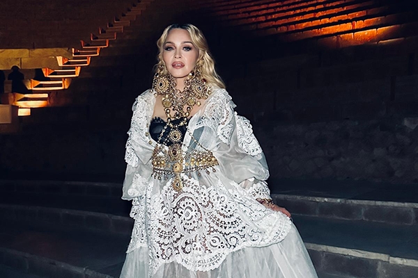 Madonna își sărbătorește ANIVERSAREA de 66 de ani la Pompei / Artista sprijină FINANCIAR un proiect promovat de parcul arheologic