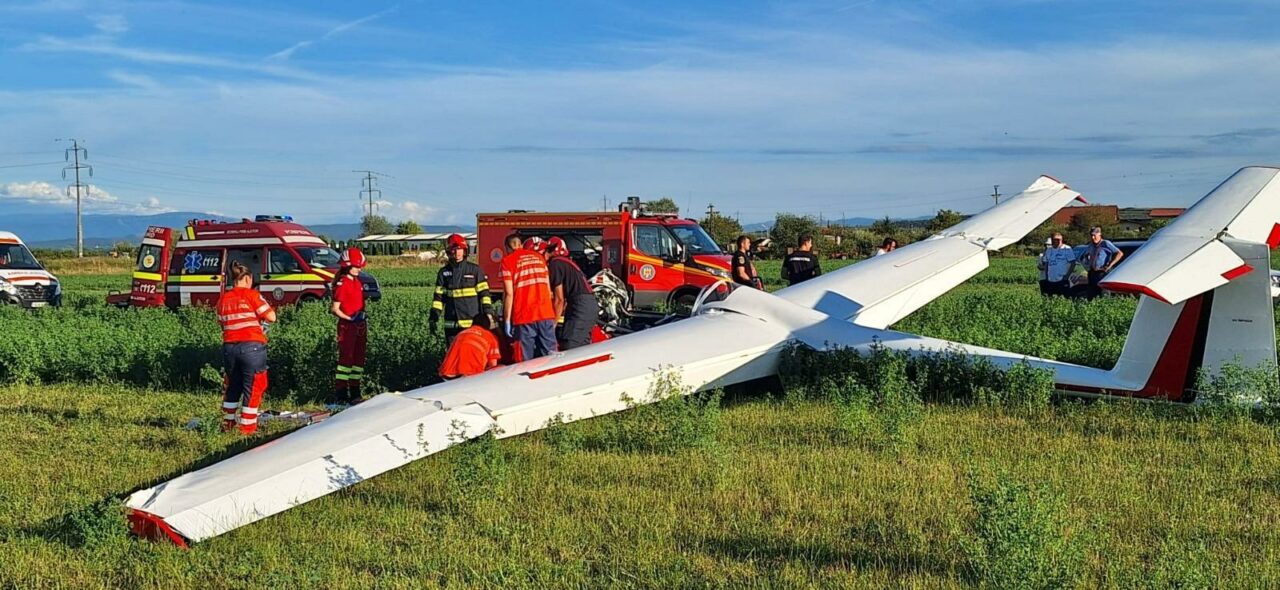 Un aeroplan s-a PĂRBUȘIT pe un câmp de lucernă de lângă Deva. Pilotul, în vârstă de 21 de ani, a fost rănit grav