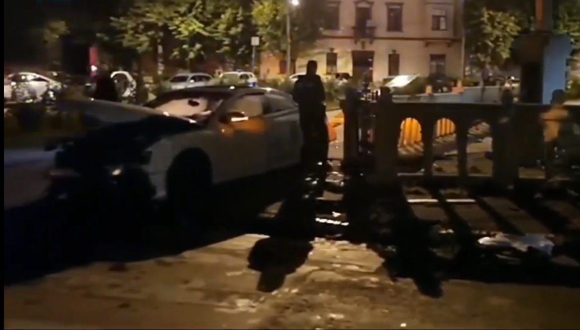 Polițiști în misiune, LOVIȚI în plin de o mașină pe o stradă din Satu Mare. Ofițerii transportau un deținut