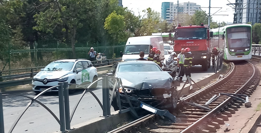 Un șofer de BMW a „paralizat” circulația tramvaielor pe linia 41, după ce a provocat un accident / Bărbatul s-a urcat beat la volan / Reacția STB