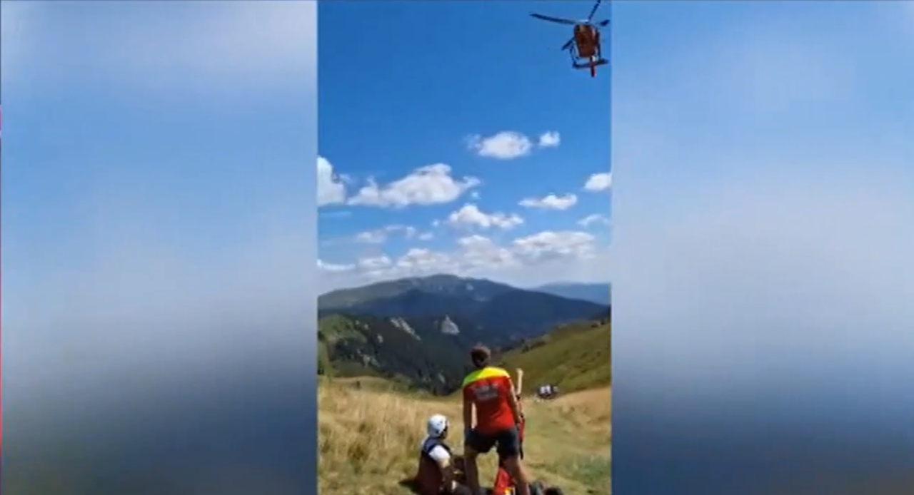 Turistă în ADIDAȘI, salvată de pe munte cu elicopterul