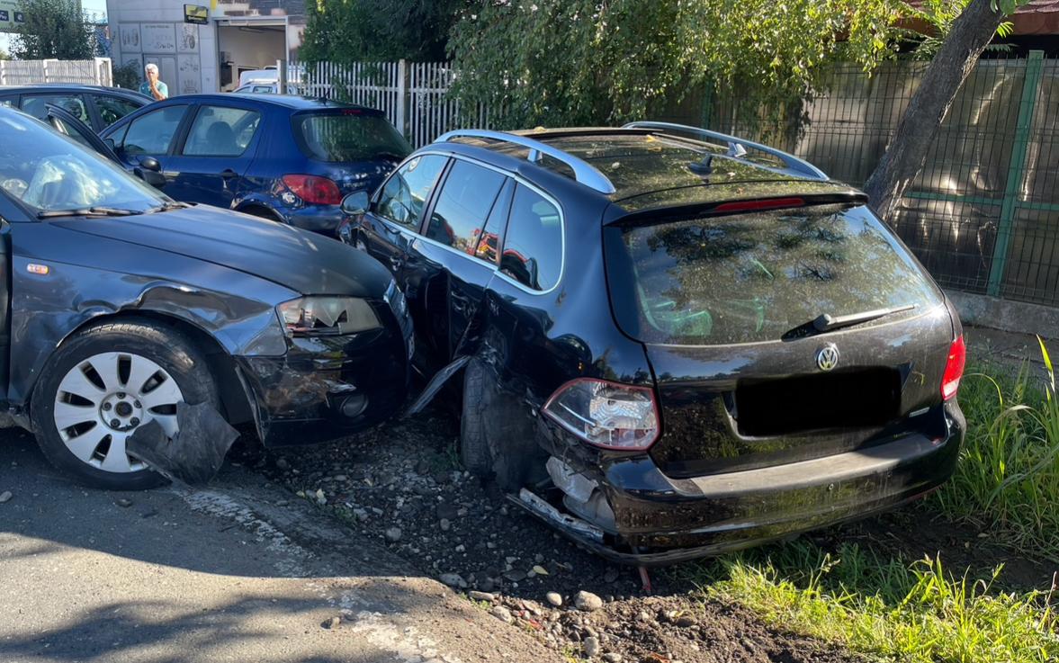 CARAMBOL produs în Dâmbovița, după ce o elevă a unei școli de șoferi ar fi făcut o manevră greșită. Două persoane au fost rănite