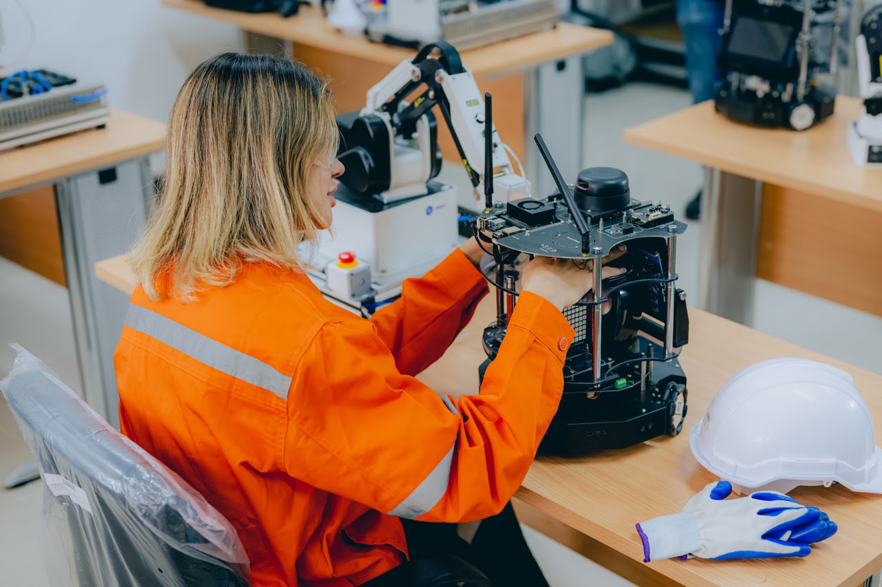 POVESTEA cercetătoarei care „programează” viitorul tehnologiei din România. Proiecte UIMITOARE care îmbină robotica și imagistica medicală