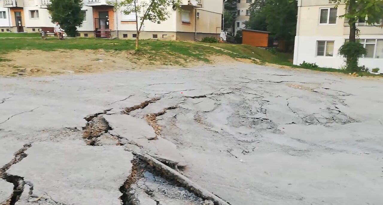 Alunecarea de teren de la SLĂNIC Prahova s-a activat din nou. Cum arată zona unde asfaltul a început iar să crape