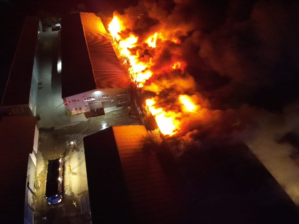 INCENDIU de proporții la un depozit din Afumați. Autoritățile au intervenit, de urgență, cu 18 autospeciale