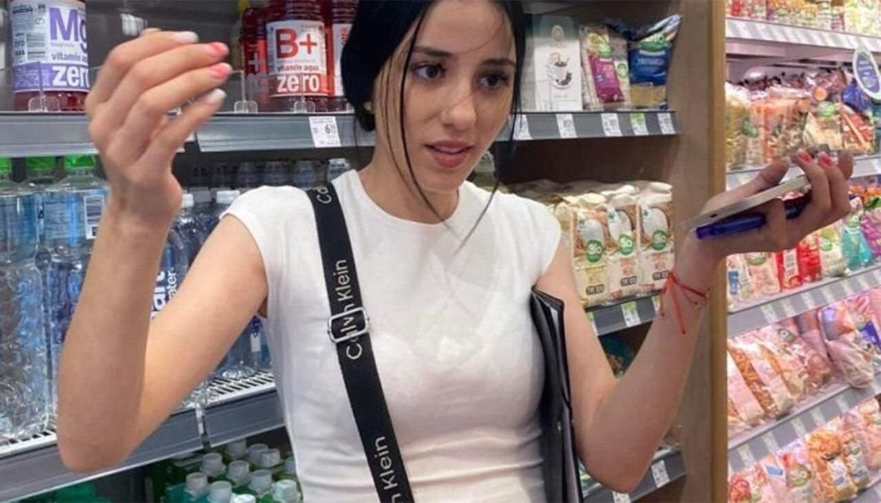 Cazul tineri din imagine, care CERȘEȘTE într-un mall din Constanța. Susține că e surdo-mută, dar are geantă de la Calvin Klein