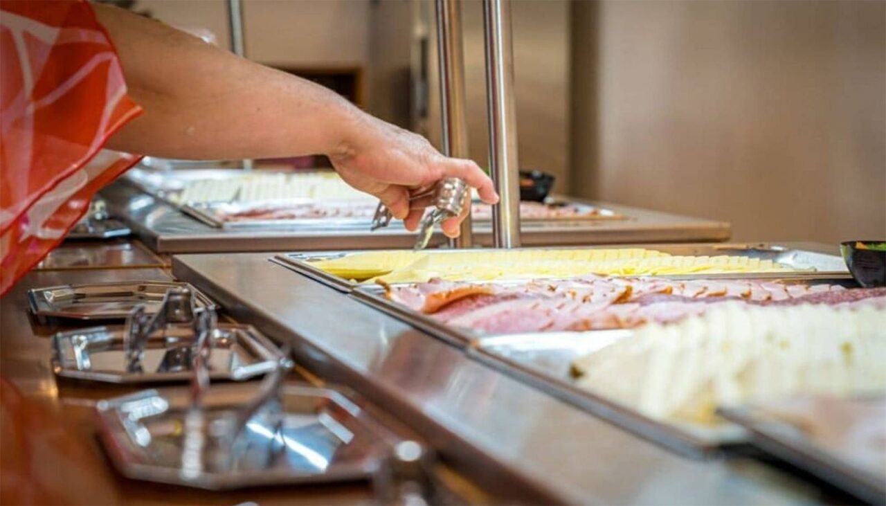 Concediu de coșmar pentru un român în Turcia. Ce a primit să mănânce la „ultra all inclusive” în Antalya
