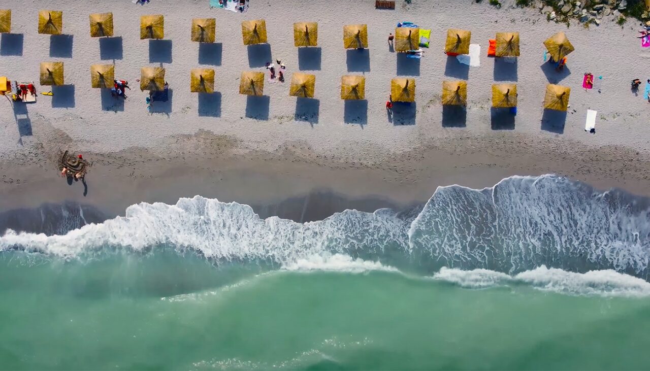 Stațiunea de pe litoralul românesc care seamănă izbitor cu Grecia. Mulți turiști trec pe lângă ea fără să-și dea seama