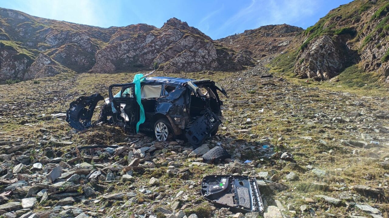 Motivul ULUITOR care l-a făcut pe un bărbat din Alba să se sinucidă. A sărit cu mașina într-o prăpastie de pe Transalpina