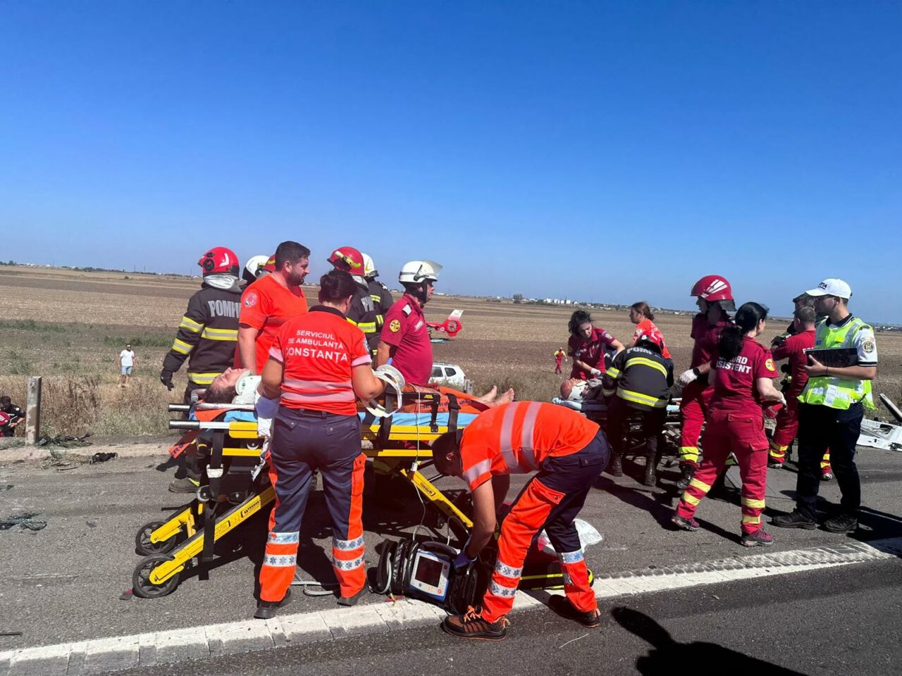 Accident GRAV pe A4, între Agigea și Constanța. 12 persoane au fost rănite, după impactul dintre un TIR și un microbuz