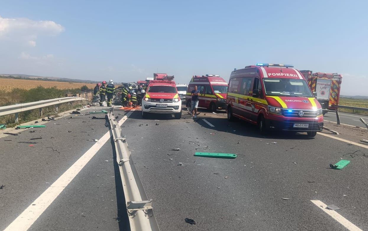 Accident înfiorător pe A2! O femeie de 30 de ani a murit după ce a intrat cu mașina într-o autoutilitară destinată lucrărilor pe Autostradă