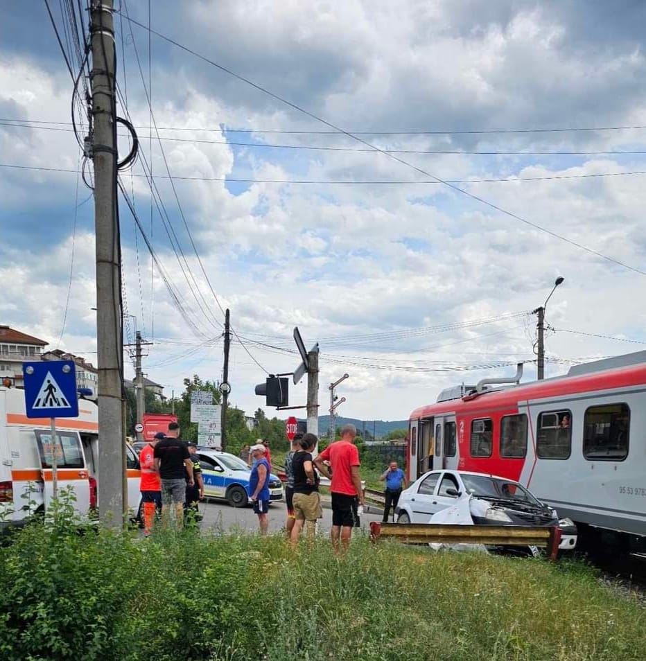 Accident feroviar în județul Dâmbovița. Un autoturism, în care se aflau două persoane, a fost IZBIT în plin de un tren de călători