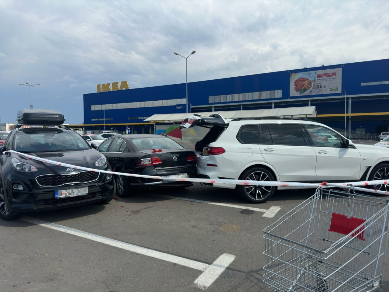 Accident ȘOCANT într-o parcare din București: Mamă surprinsă între două mașini, după ce copiii ei s-au urcat la volan și au apăsat accelerația