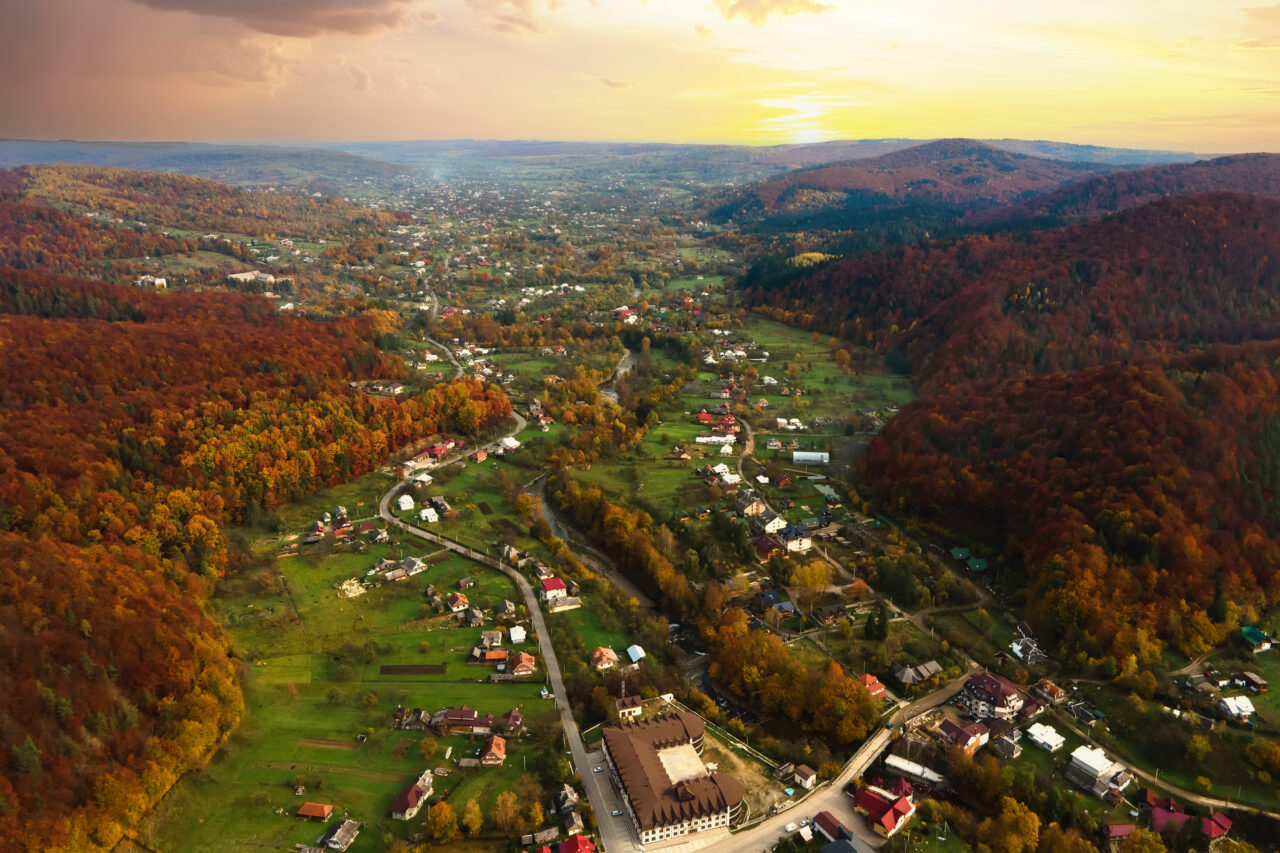 Stațiunea balneoclimaterică din România în care turiștii vin să beneficieze de calitatea apelor minerale. Este supranumită „Perla Carpaților”