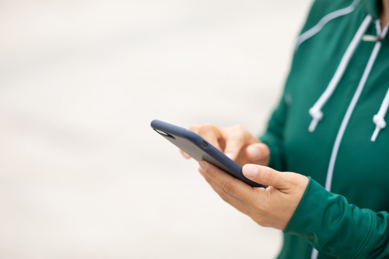 Ce se întâmplă dacă accesezi telefonul mobil al altei persoane. Cum te sancționează legea, de fapt