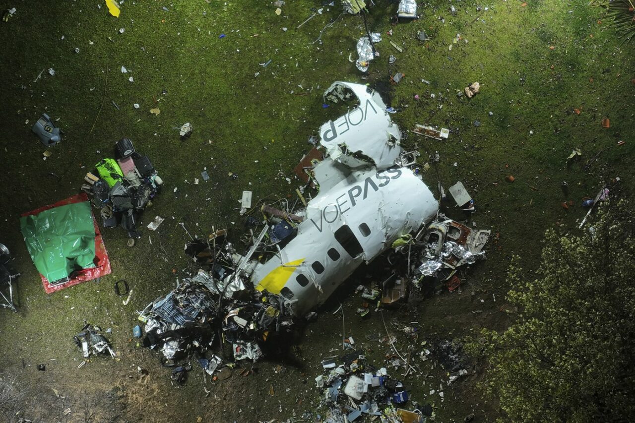 O FILMARE cu prăbușirea avionului în Sao Paulo circulă pe rețelele de socializare/Autoritățile au reușit să recupereze cutia neagră