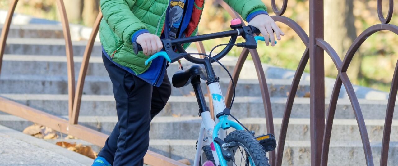 Părinții unui băiețel de 10 ani, obligați să-i PLĂTEASCĂ 10.000 de euro unei bătrâne, după ce copilul a lovit-o cu bicicleta