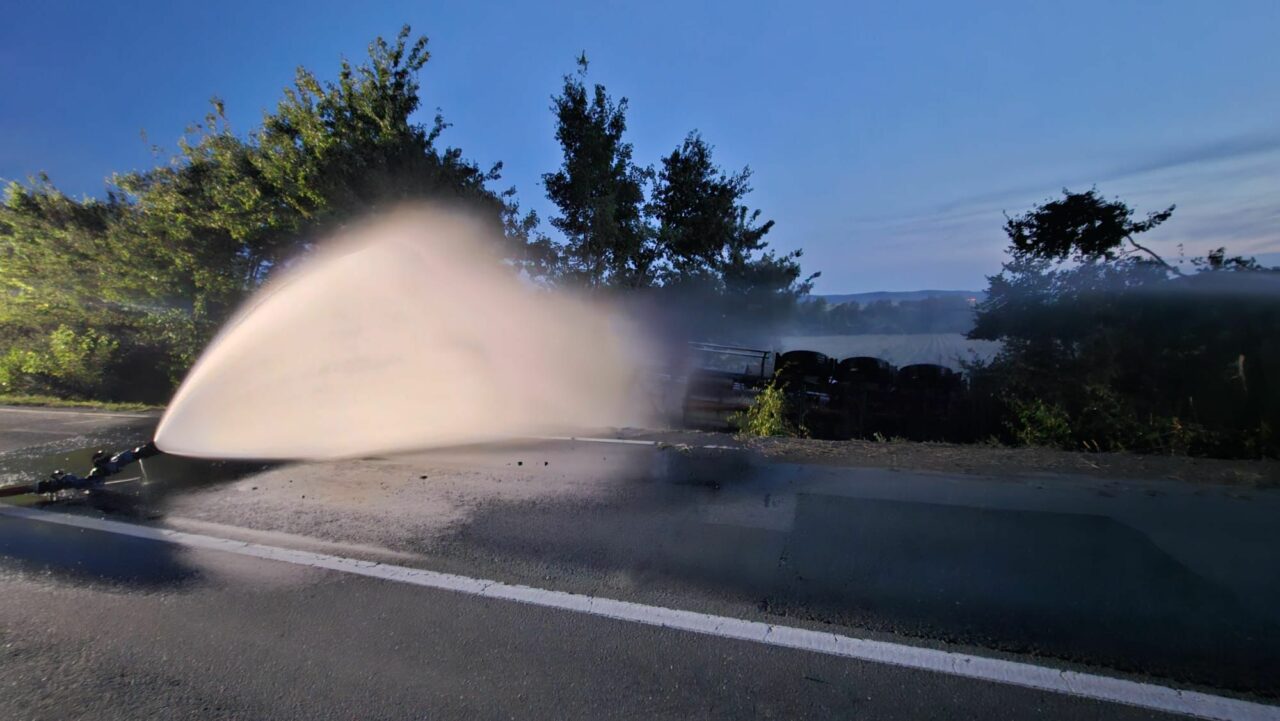O autocisternă încărcată cu gaz lichefiat s-a RĂSTURNAT pe DN 7, între Odvoș și Conop. Pompierii au creat o perdea de apă, cu trei linii de furtun