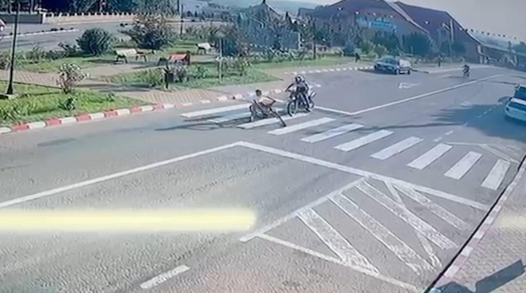 Accident incredibil surprins de camerele de supraveghere în Suceava: Un copil pe bicicletă, LOVIT de două motociclete pe trecerea de pietoni