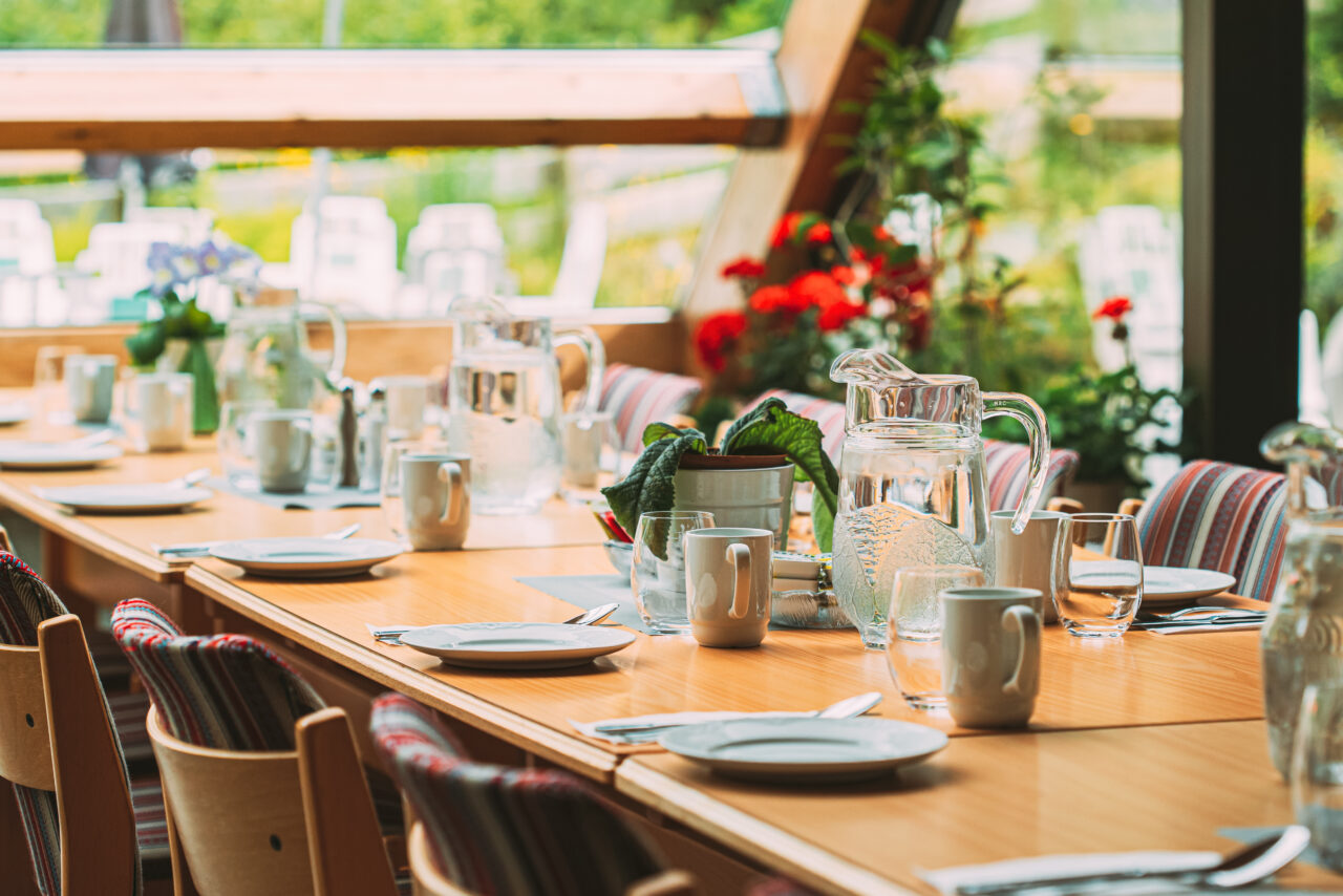 Restaurantul în care telefoanele sunt INTERZISE. Clienții stau la coadă pentru a prinde o masă