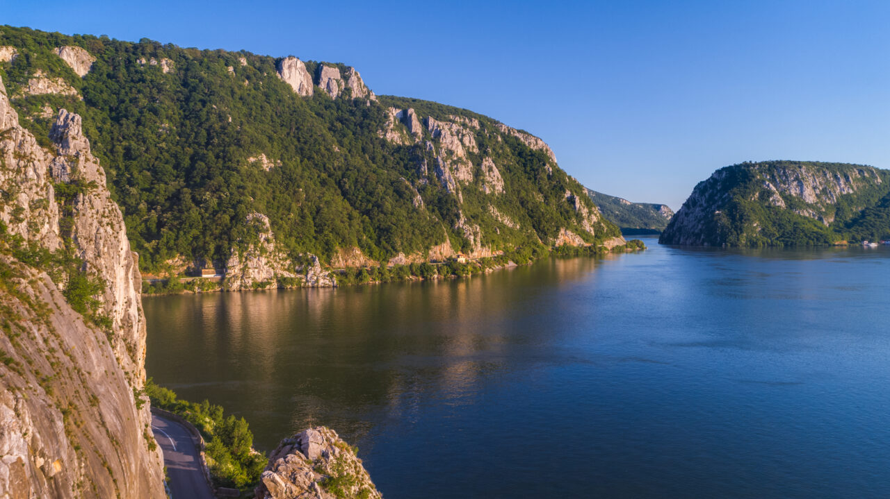 Stațiunea din România denumită „litoralul de la munte”. Alternativa preferată de turiști pentru a fugi de caniculă