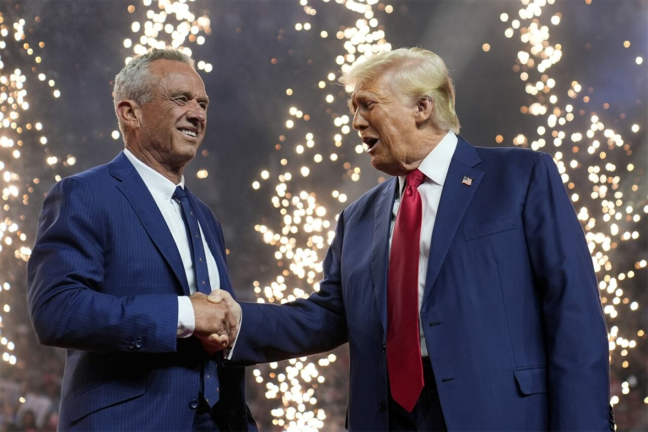 Robert F. Kennedy Jr. se retrage din cursa prezidențială și anunță că îl va susține pe Donald Trump: „Va face America sănătoasă din nou”