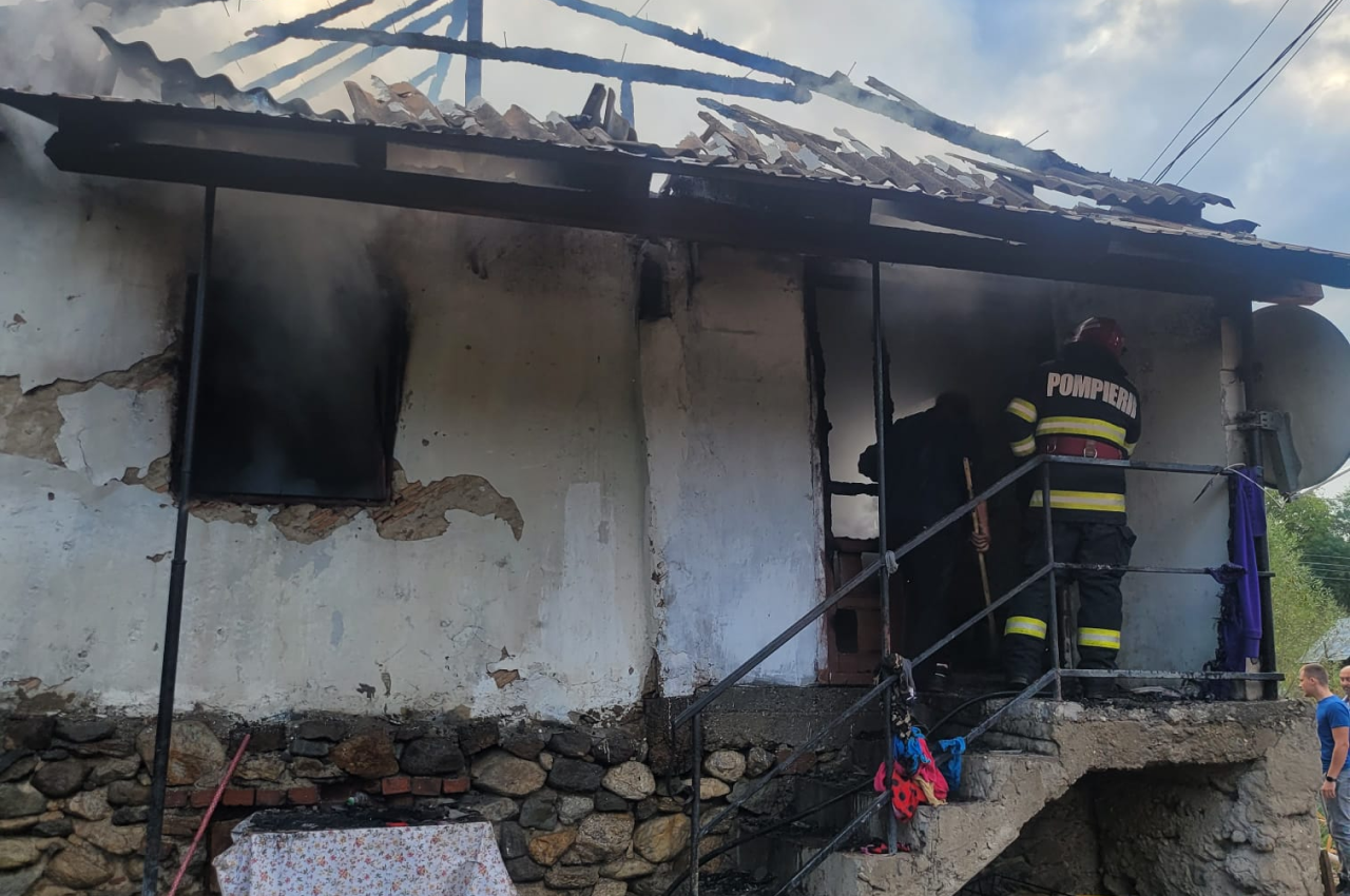 TRAGEDIE într-o comună din Vâlcea. Un copil de 6 ani, găsit carbonizat în casă. Mama lui este căutată încă de salvatori