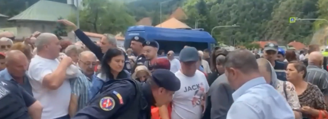 Mii de pelerini s-au ÎMBULZIT să primească pachete cu alimente oferite gratuit la Mănăstirea Lainici, din județul Gorj