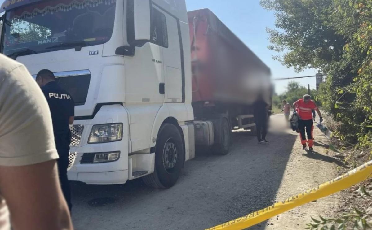 Un șofer de TIR a murit ELECTROCUTAT, după ce a atins un cablu electric cu bena camionului. Tragedia a avut loc sub privirile soției