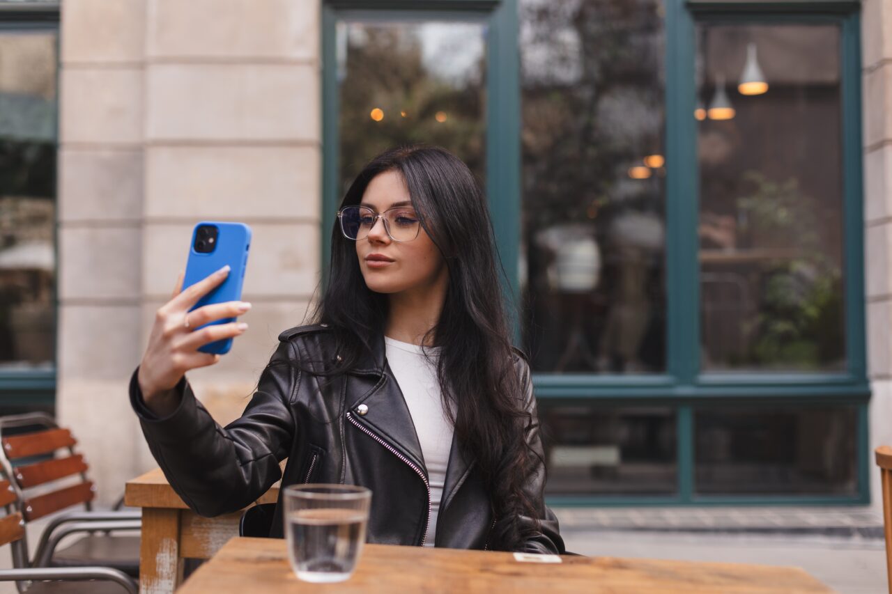 Dependența de TELEFON ne afectează foarte grav viața. Cum diminuăm dependența de telefonul mobil