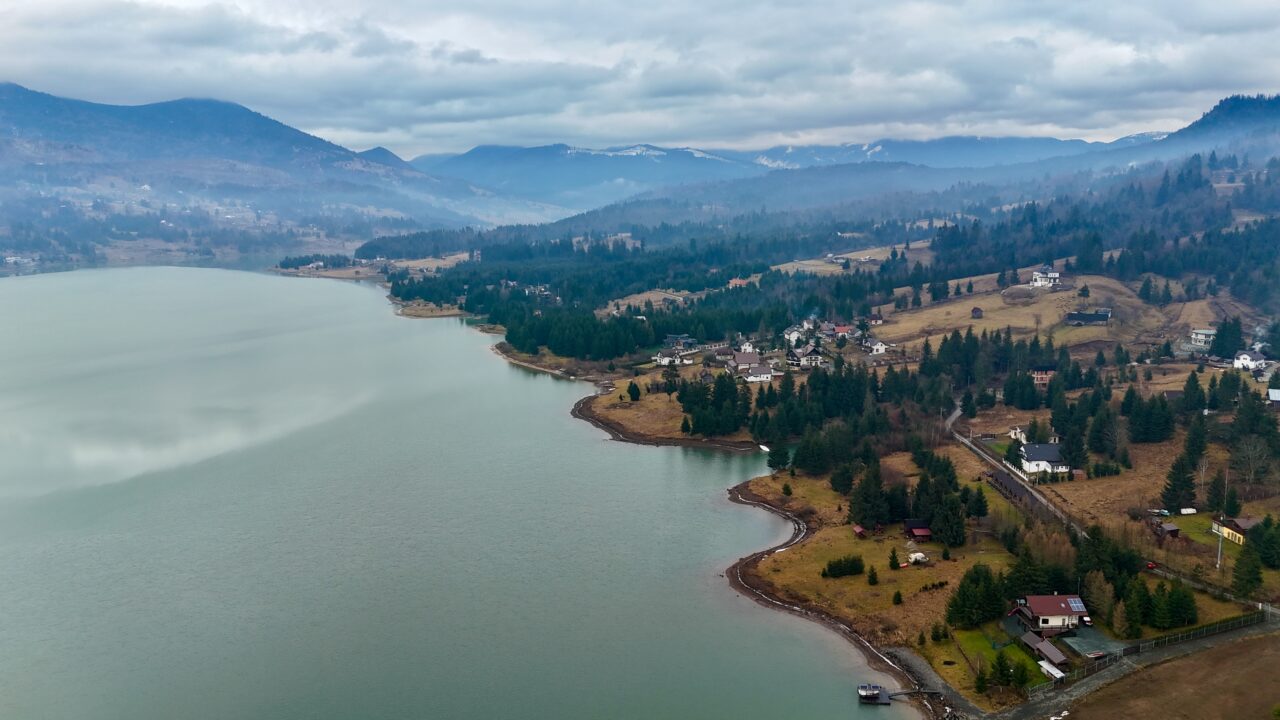 Stațiunea climatică din România unde găsești cazare de la 160 lei/noapte. Turiștii pot inspira un aer pur