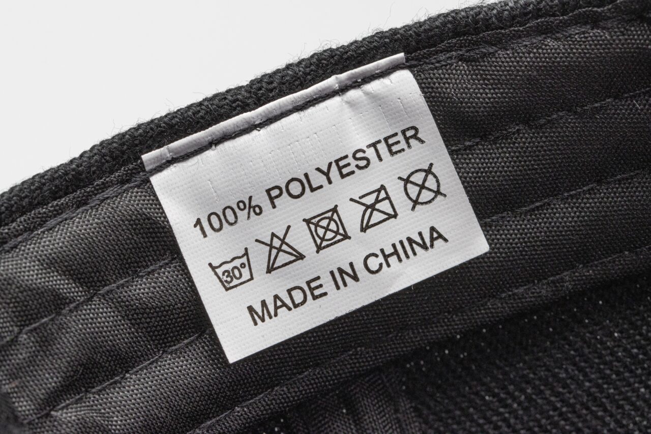 Pericolul din spatele produselor „MADE IN CHINA” vândute în magazinele online. Substanțe interzise au fost găsite în haine, jucării și cosmetice