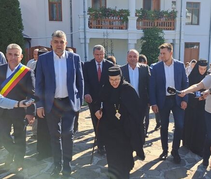 Marcel Ciolacu participă la slujba de la mănăstirea Văratec. Liderul PSD este așteptat să facă anunțul candidaturii la prezidențiale
