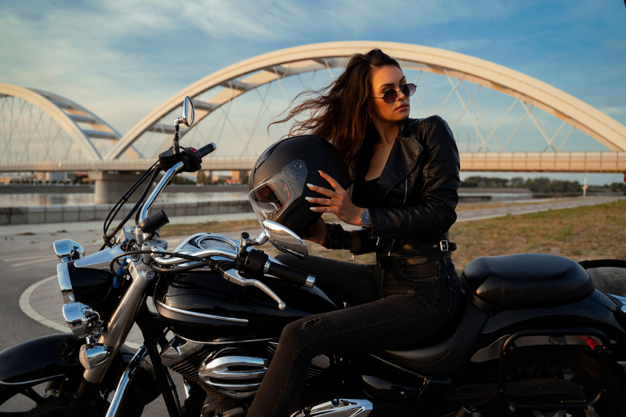Șoferii români cu permis categoria B pot conduce și motociclete. Care sunt condițiile