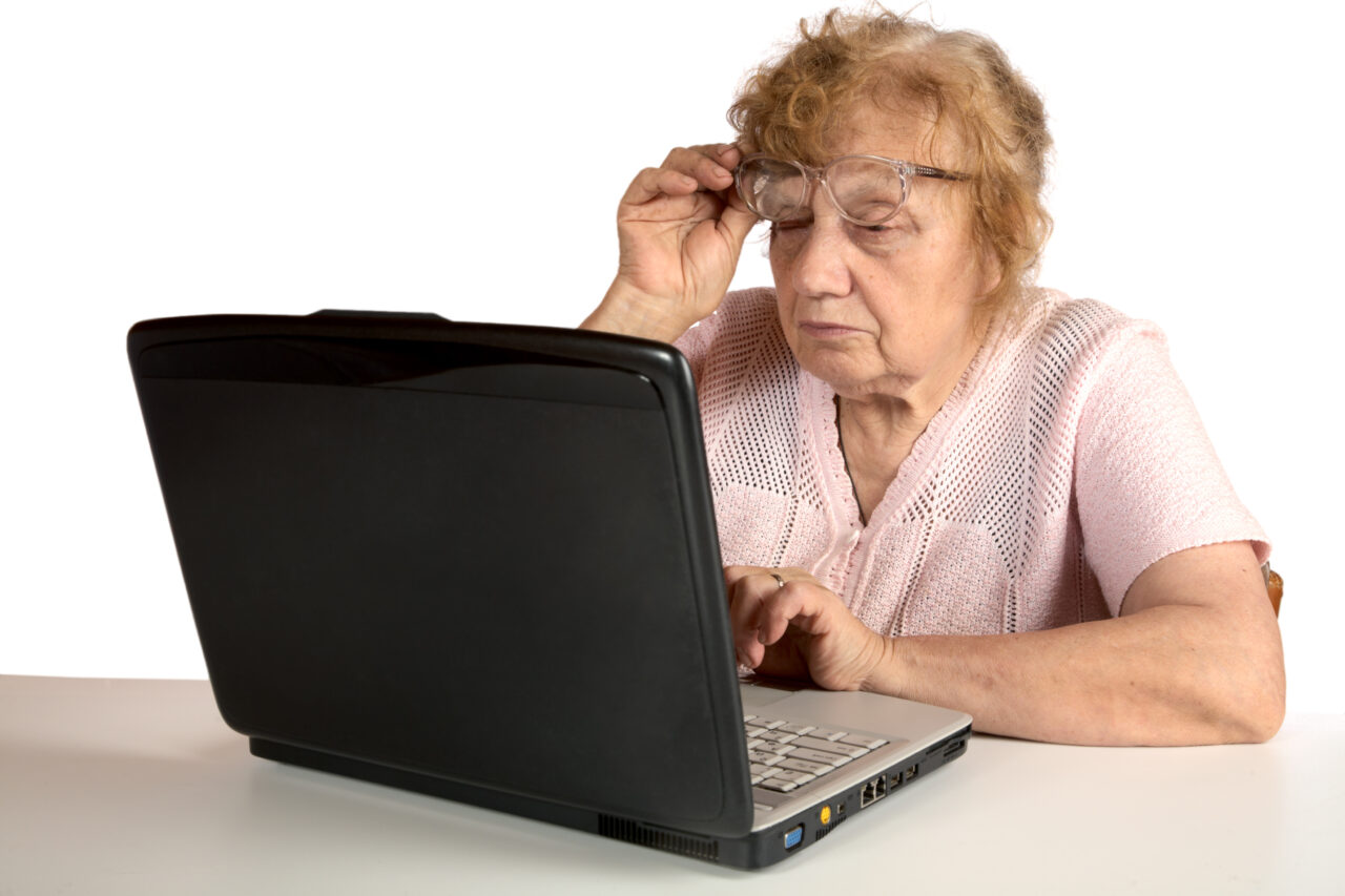 Alertă pentru pensionari. Escrocii comit înșelăciuni online în numele CNPP, solicitând datele personale pe rețele de socializare și conturi bancare