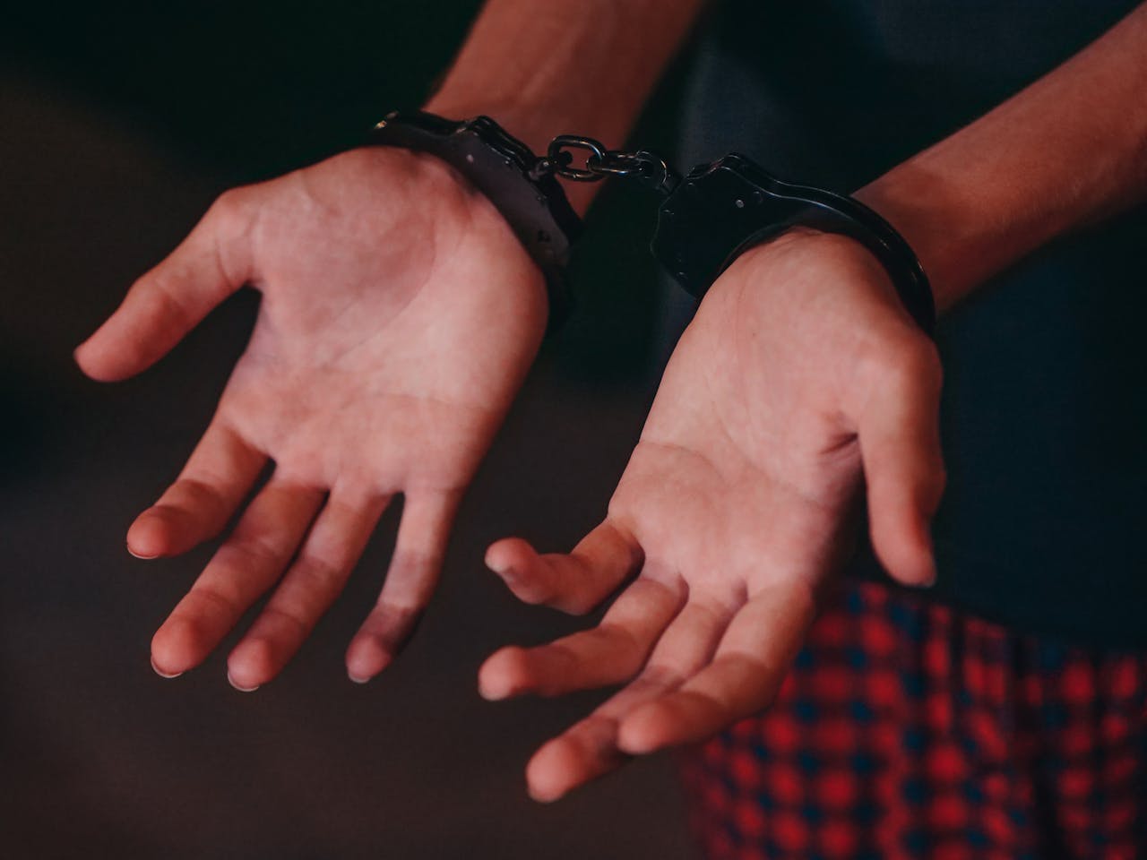 Copiii săraci din India sunt trimiși la „școli de HOȚI”, ca să învețe cum să fure de la nunțile bogătașilor. Cât câștigă micuții infractori