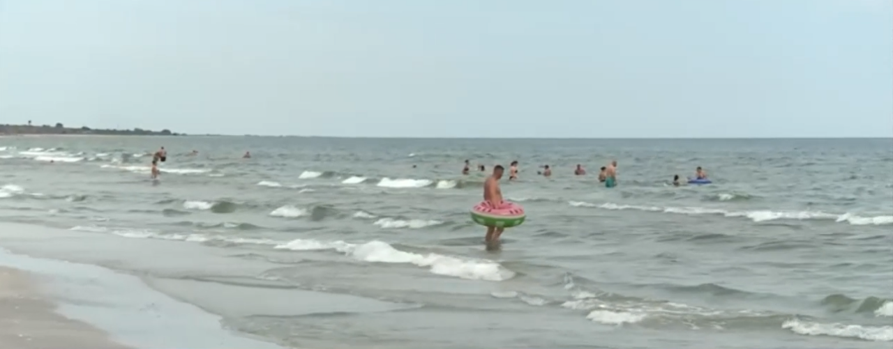 CONTROVERSA apei infestate cu E.Coli, în zona plajelor din Vadu și Corbu. Pot face baie turiștii în mare sau nu?