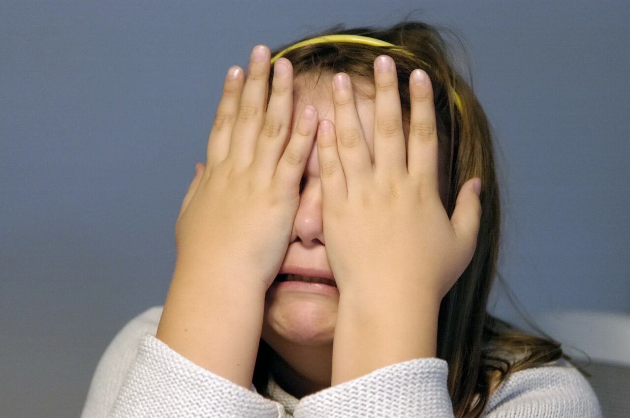 O mamă a fost ARESTATĂ după ce și-a lăsat copila de 3 ani singură în casă mai mult de o oră. Plânsul fetiței a alertat vecinii. Unde s-a întâmplat