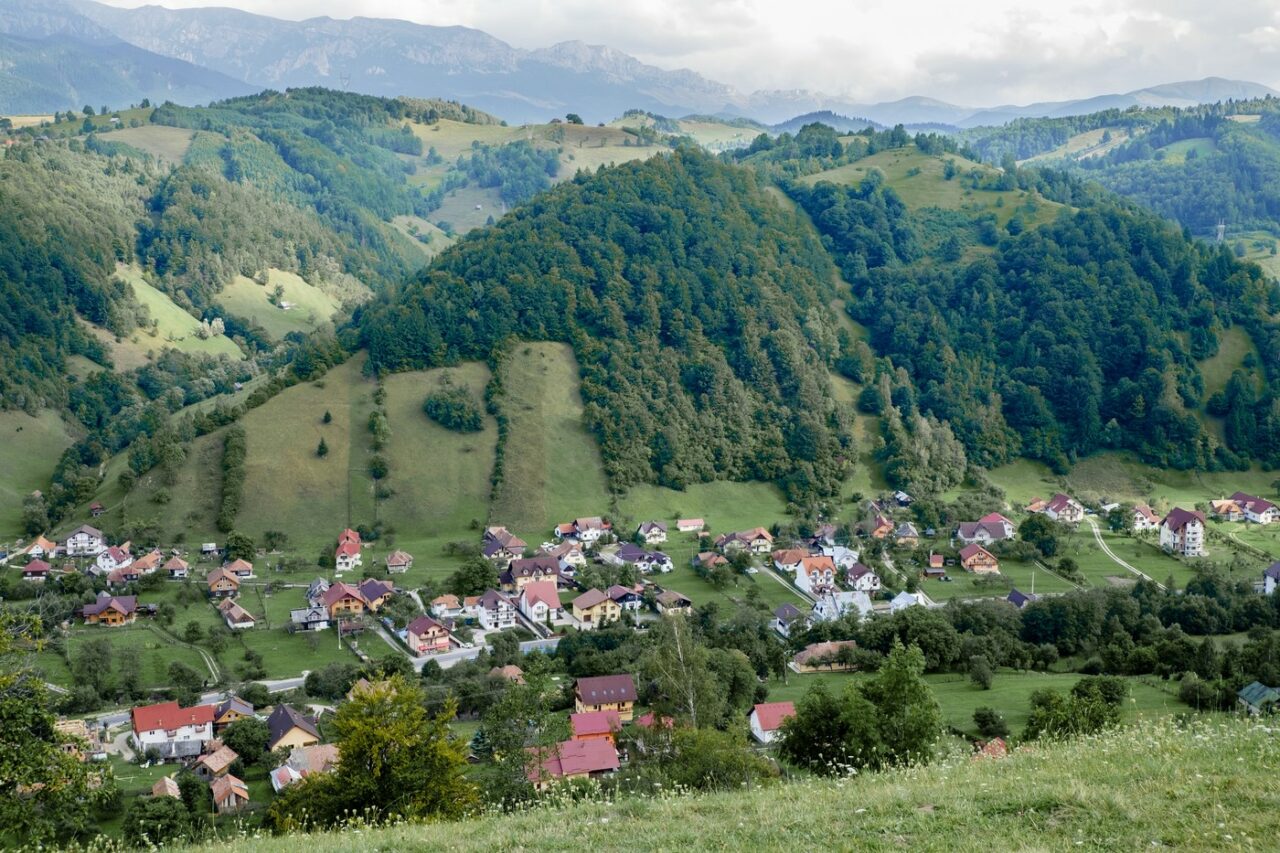 Stațiunea de la munte cu ce mai CURAT AER din România. Este la 3 ore distanță de București