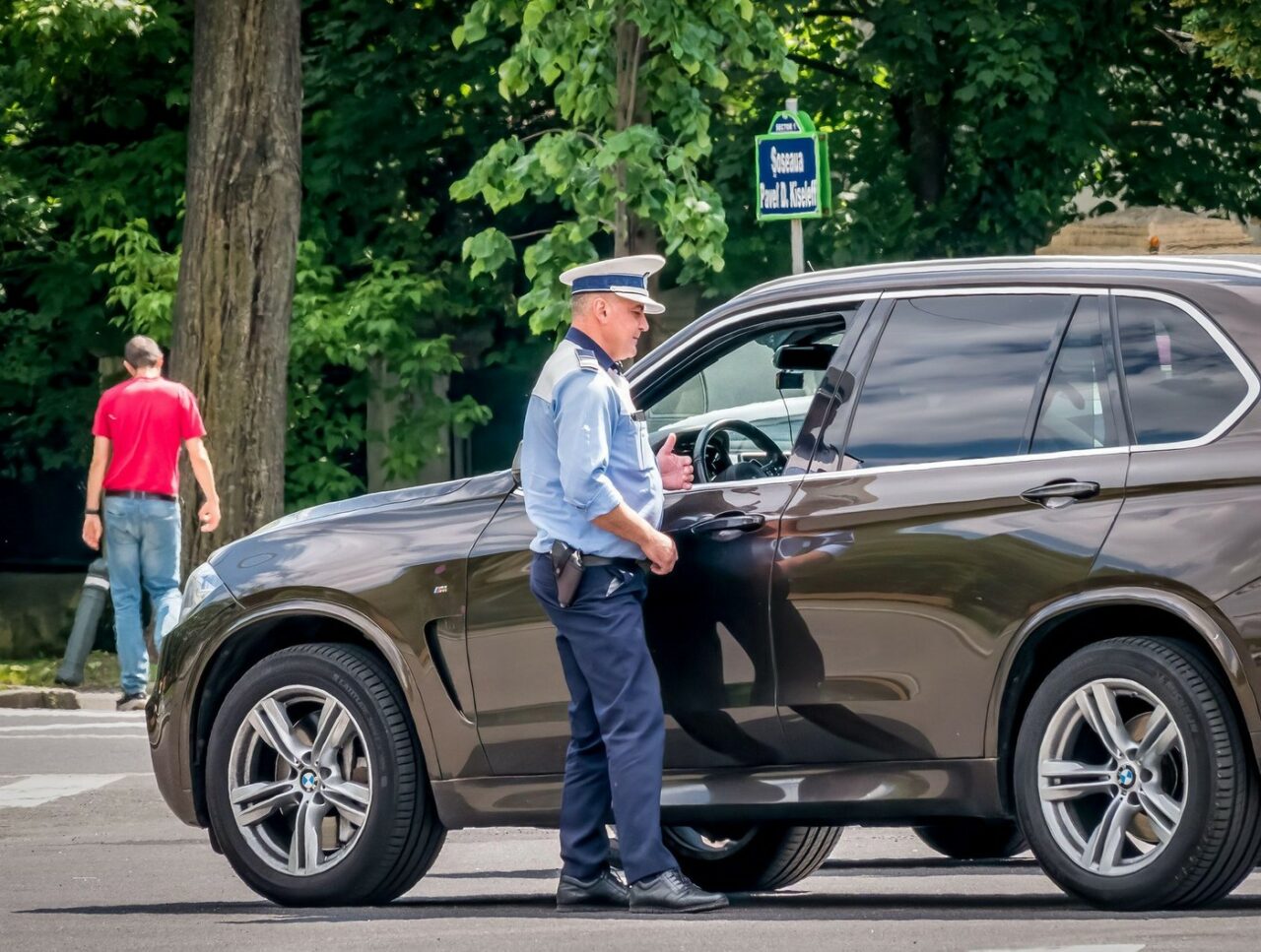 Noua reglementare din Codul RUTIER de care puțini șoferi știu că sunt obligați să o pună în practică în trafic. Se fac controale în întreaga țară